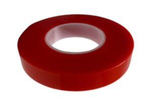 Polyester tape that is suitable for bonding painted surfaces